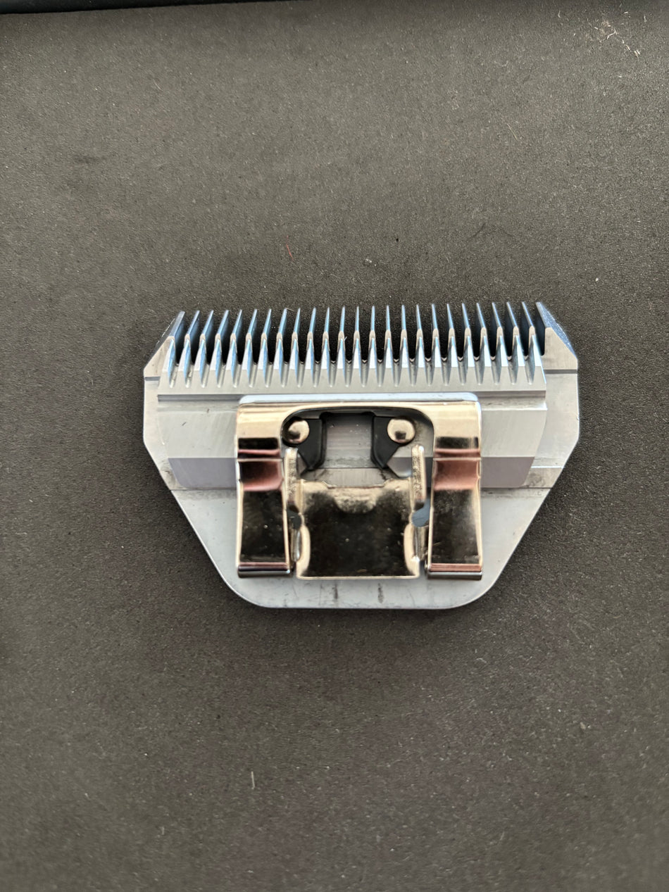 Used Mutney’s A5 Wide 4FW Clipper Blade